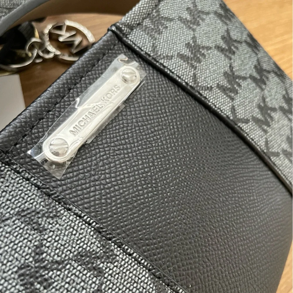 Michael Kors Belt Bag / Crossbody - Picture 2 of 10